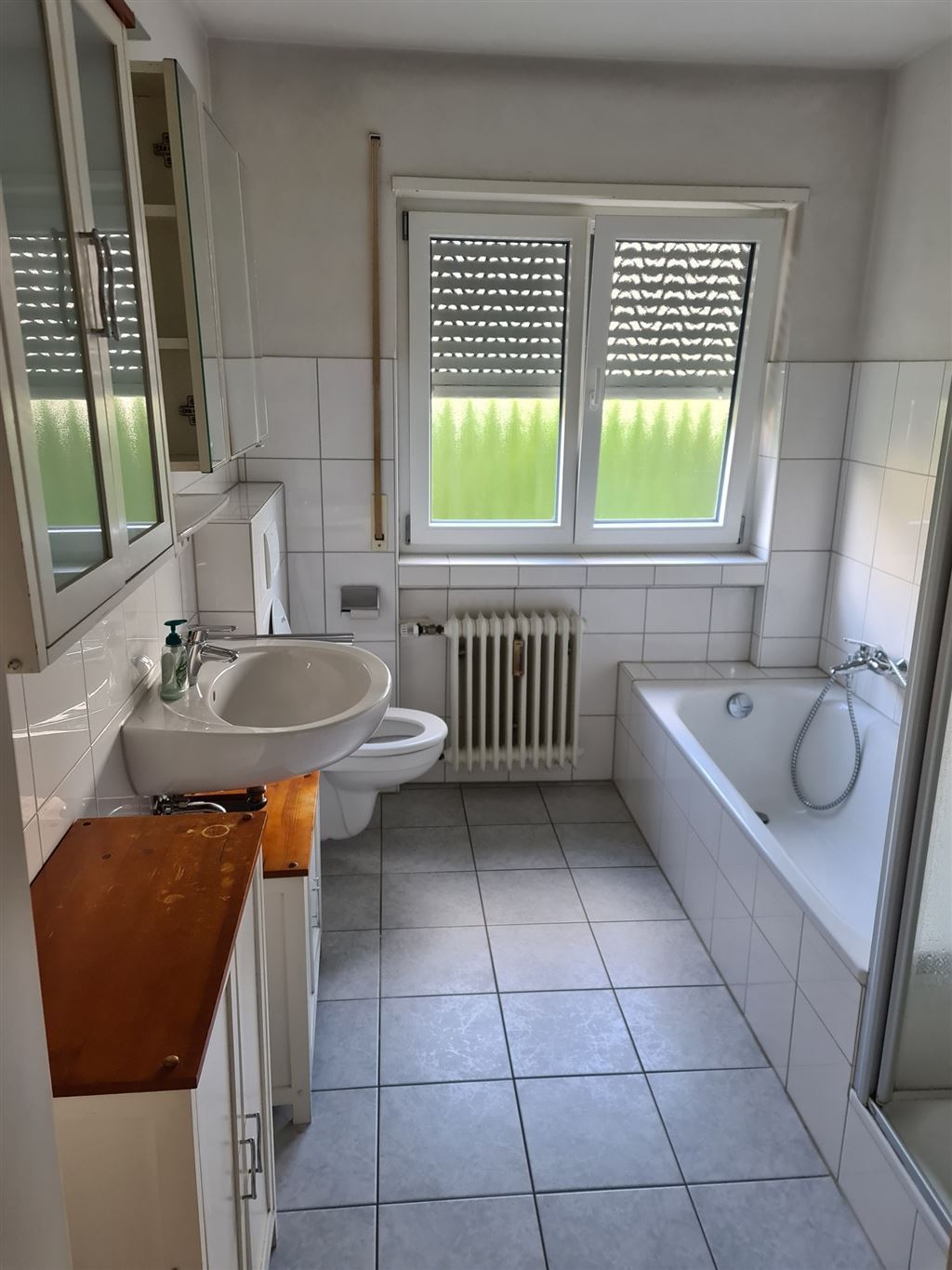 Bad mit Badewanne + Dusche